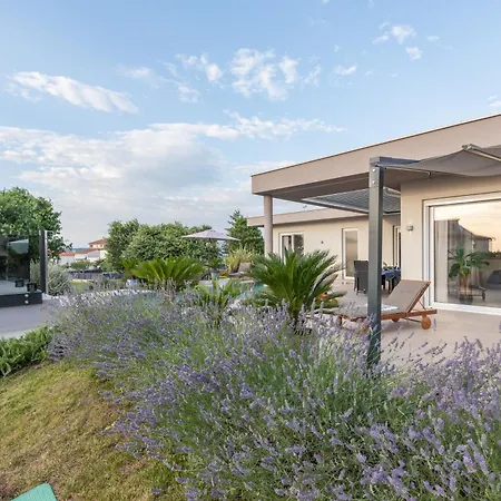 Serena Mit Pool Fuer 6 Personen, Mit Wunderschoenem Garten Bei Holiday home *