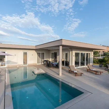 Serena Mit Pool Fuer 6 Personen, Mit Wunderschoenem Garten Bei *