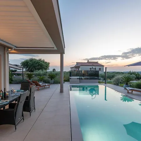 Holiday home Serena Mit Pool Fuer 6 Personen, Mit Wunderschoenem Garten Bei *