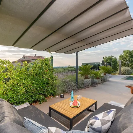 Serena Mit Pool Fuer 6 Personen, Mit Wunderschoenem Garten Bei Holiday home Porec