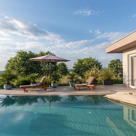 Serena Mit Pool Fuer 6 Personen, Mit Wunderschoenem Garten Bei Holiday home