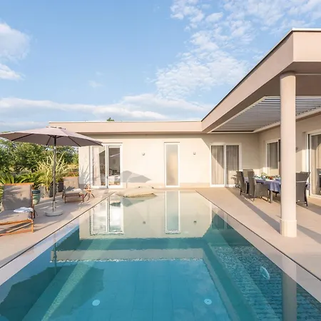 Serena Mit Pool Fuer 6 Personen, Mit Wunderschoenem Garten Bei Holiday home Porec