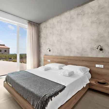 Serena Mit Pool Fuer 6 Personen, Mit Wunderschoenem Garten Bei *