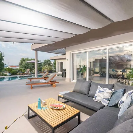 Holiday home Serena Mit Pool Fuer 6 Personen, Mit Wunderschoenem Garten Bei *