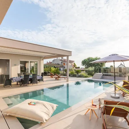 Holiday home Serena Mit Pool Fuer 6 Personen, Mit Wunderschoenem Garten Bei *