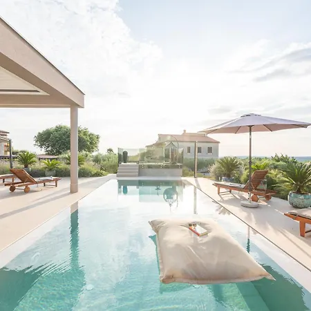 Serena Mit Pool Fuer 6 Personen, Mit Wunderschoenem Garten Bei Holiday home