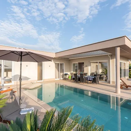 Serena Mit Pool Fuer 6 Personen, Mit Wunderschoenem Garten Bei Holiday home Porec