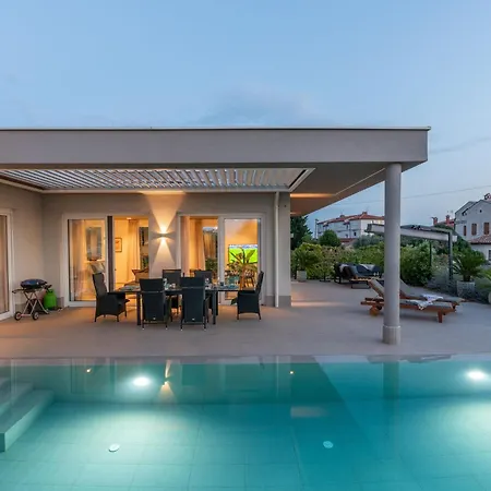 Serena Mit Pool Fuer 6 Personen, Mit Wunderschoenem Garten Bei *