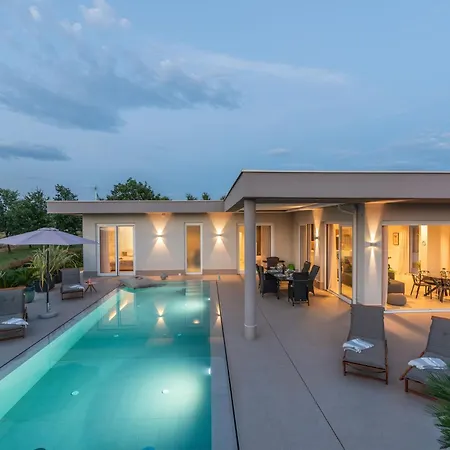 Serena Mit Pool Fuer 6 Personen, Mit Wunderschoenem Garten Bei