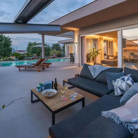Serena Mit Pool Fuer 6 Personen, Mit Wunderschoenem Garten Bei Porec