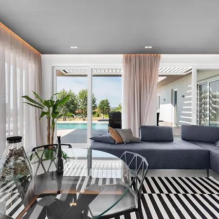 Serena Mit Pool Fuer 6 Personen, Mit Wunderschoenem Garten Bei * Porec