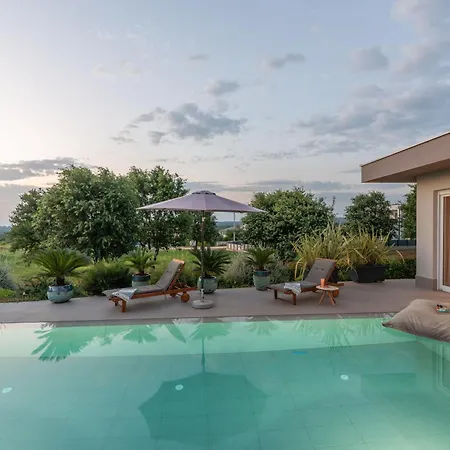 Holiday home Serena Mit Pool Fuer 6 Personen, Mit Wunderschoenem Garten Bei