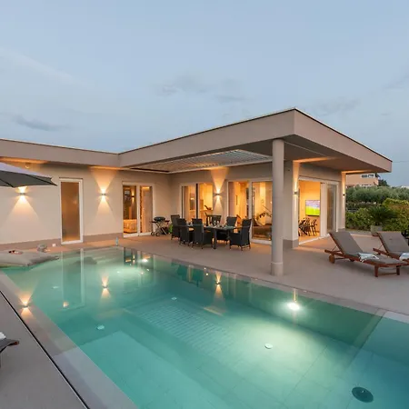Serena Mit Pool Fuer 6 Personen, Mit Wunderschoenem Garten Bei *