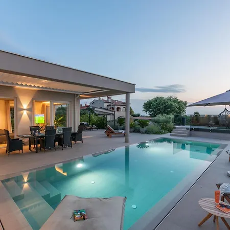 Serena Mit Pool Fuer 6 Personen, Mit Wunderschoenem Garten Bei Holiday home *