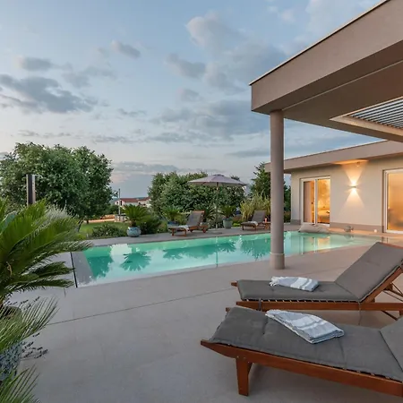 Serena Mit Pool Fuer 6 Personen, Mit Wunderschoenem Garten Bei Holiday home
